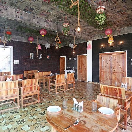 Oyo 10104 Radhika Resort Kota  Bagian luar foto