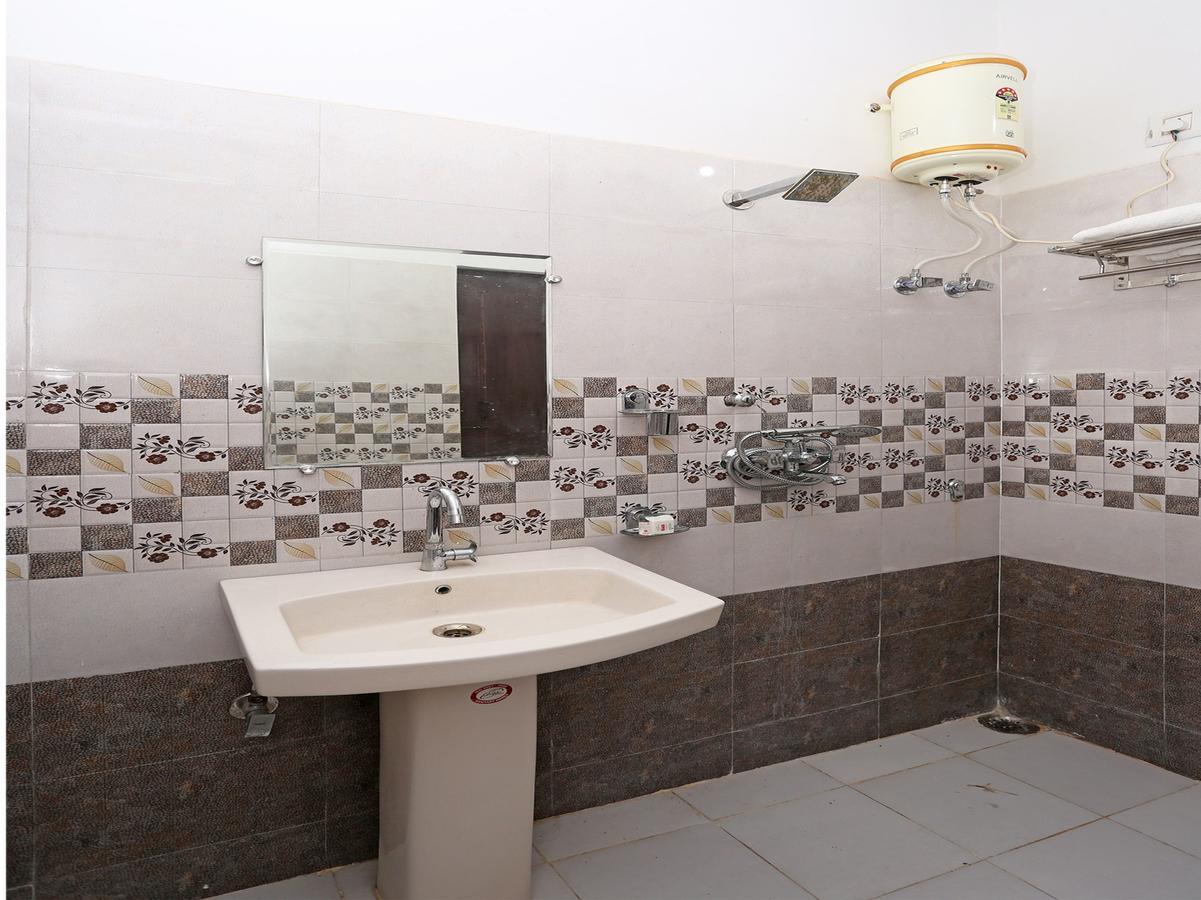 Oyo 10104 Radhika Resort Kota  Bagian luar foto